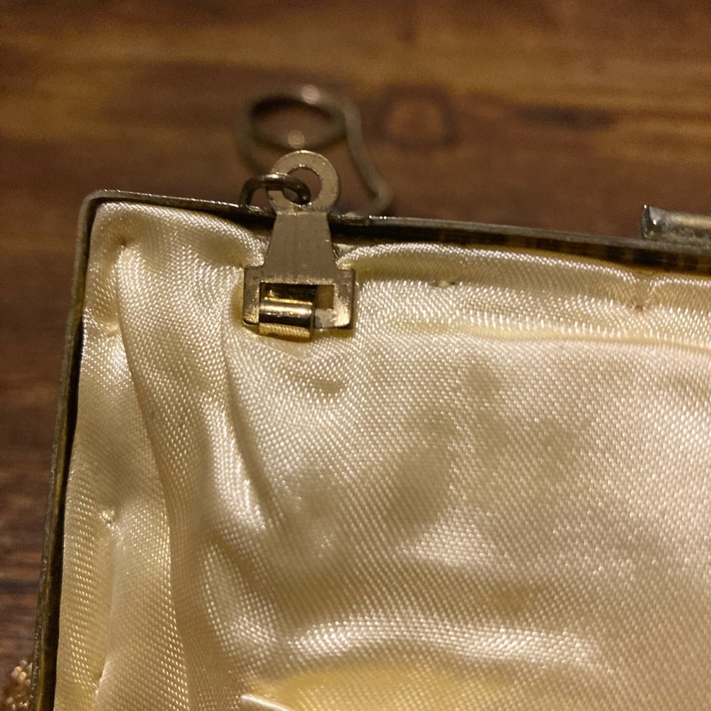 Vintage gold beaded scallop shell shape evening purse - Picture 5 of 10